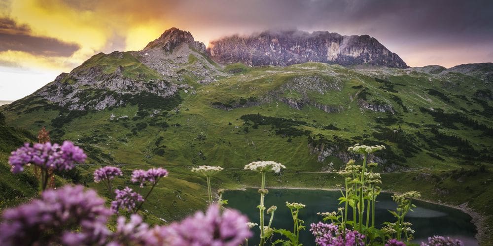 Der Formarinsee vor den Felsen der Roten Wand