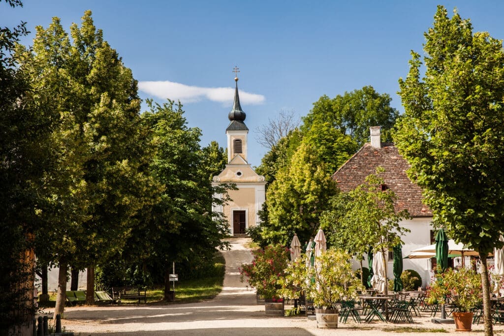 Blick auf die Dorfkirche im Museumsdorf Niedersulz