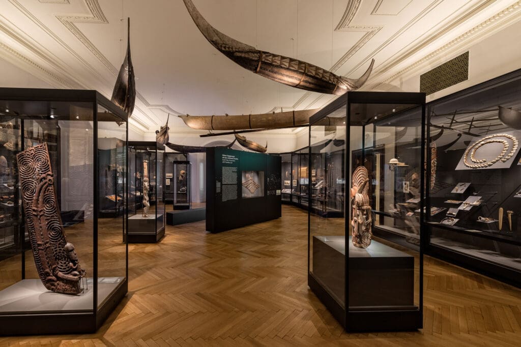Saal mit Ausstellungsobjekten im Weltmuseum Wien