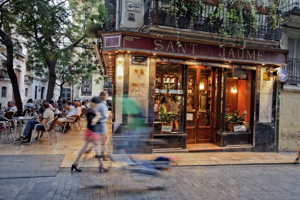 Menschen vor einem stimmungsvollen Lokal in Valencia