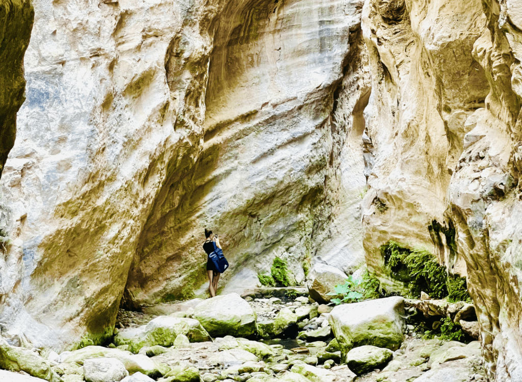 Wandererin in einer Schlucht