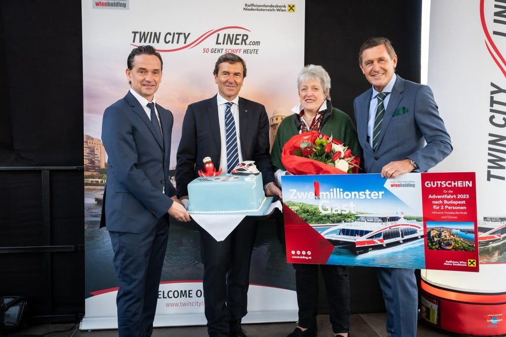 Elisabeth Schweiger, die zweimillionste Passagierin des Twin City Liners, mit drei prominenten Gratulanten.
