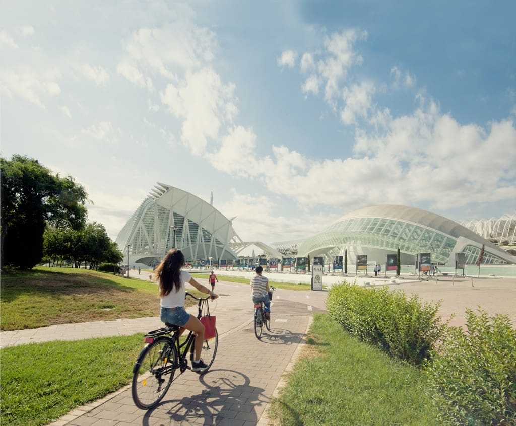 Zwei Radfahrer auf dem Weg zur Stadt der Künste und der Wissenschaften in Valencia.