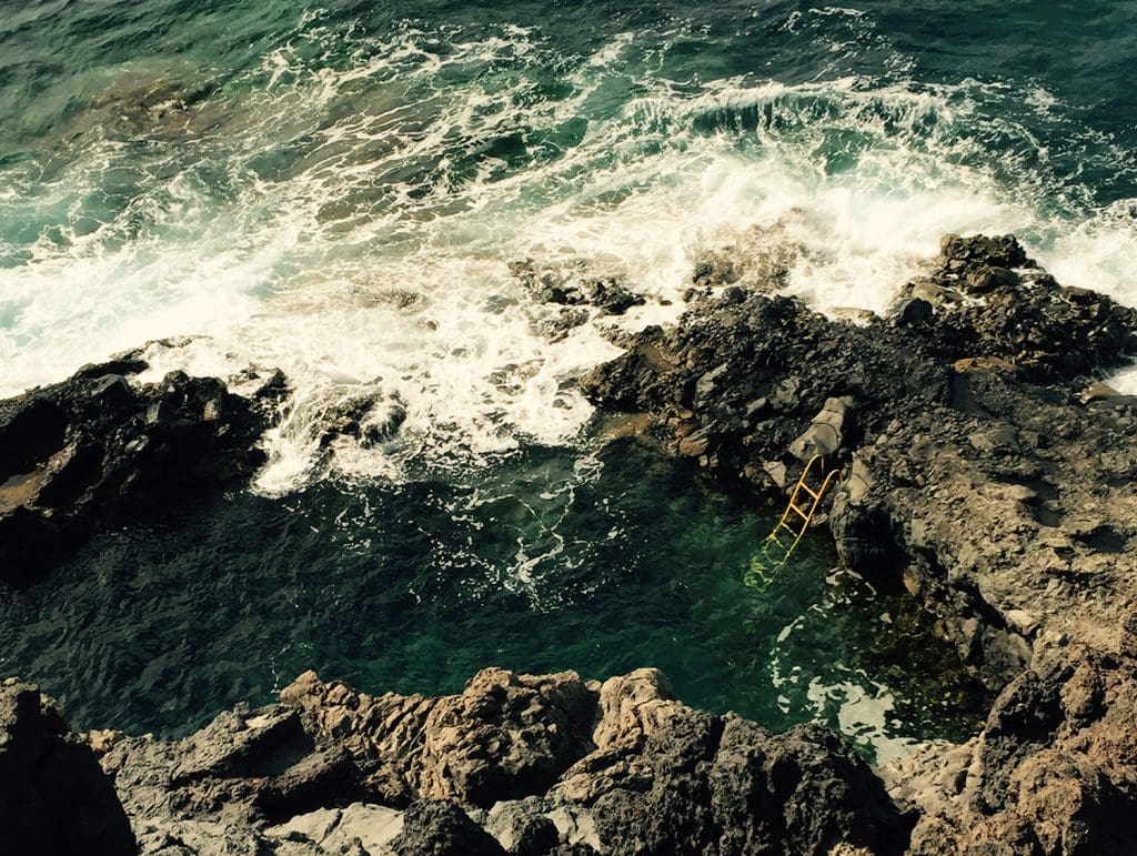 Blick auf Felsen und das Meer