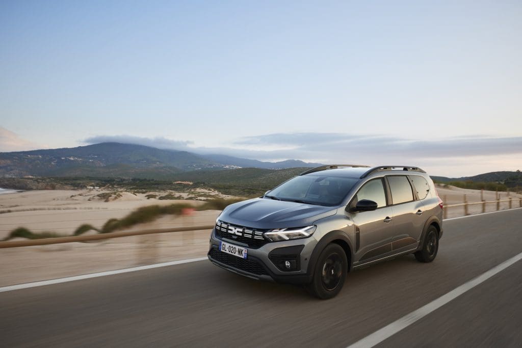 Der neue Dacia Jogger fahrend auf einer Landstraße