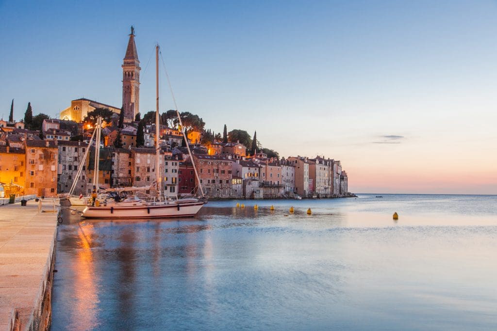 Blick auf die Silhouette der Stadt Rovinj am Meer