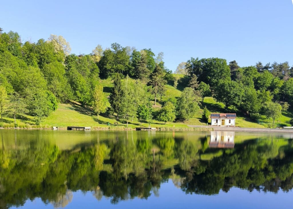 Blick auf den Forchtensteiner Badesee