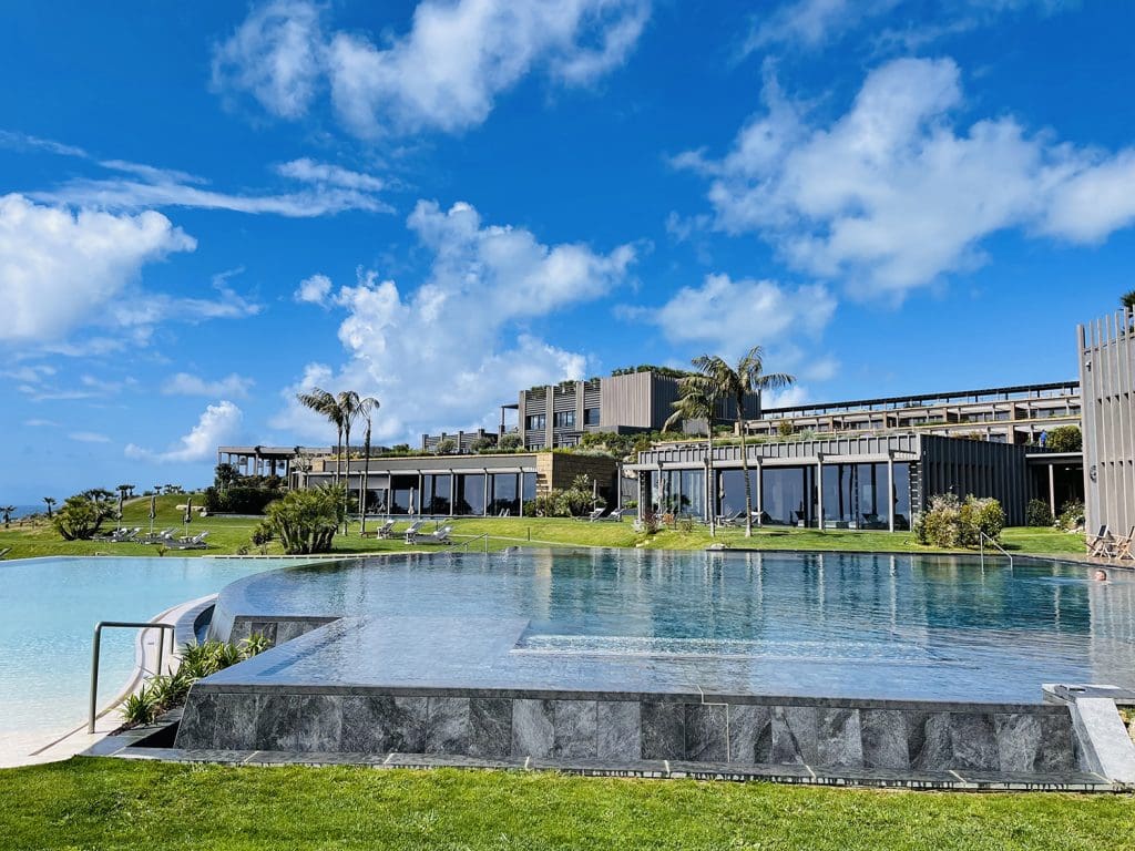 Blick über den Pool auf das Adler Spa Resort Sicilia