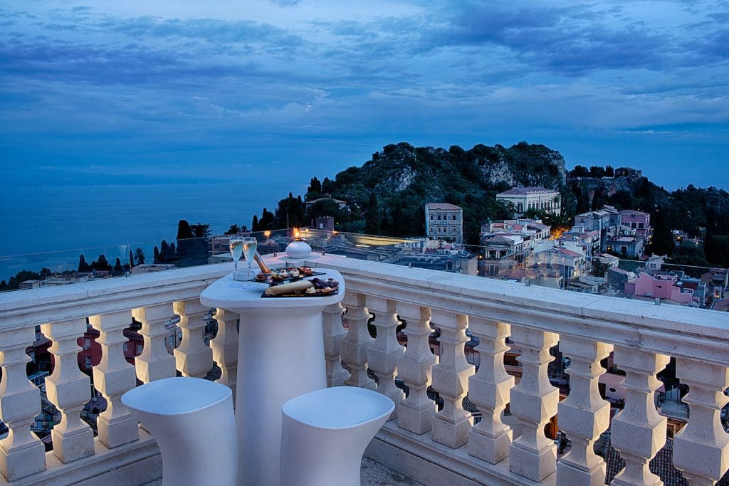 Blick von einem Balkon des Hotels NH Collection Taormina auf den Ort