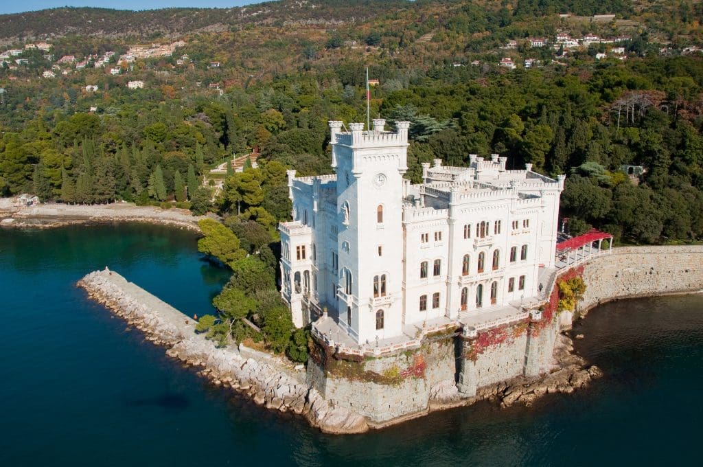 Blick auf das Schoss Miramare bei Triest