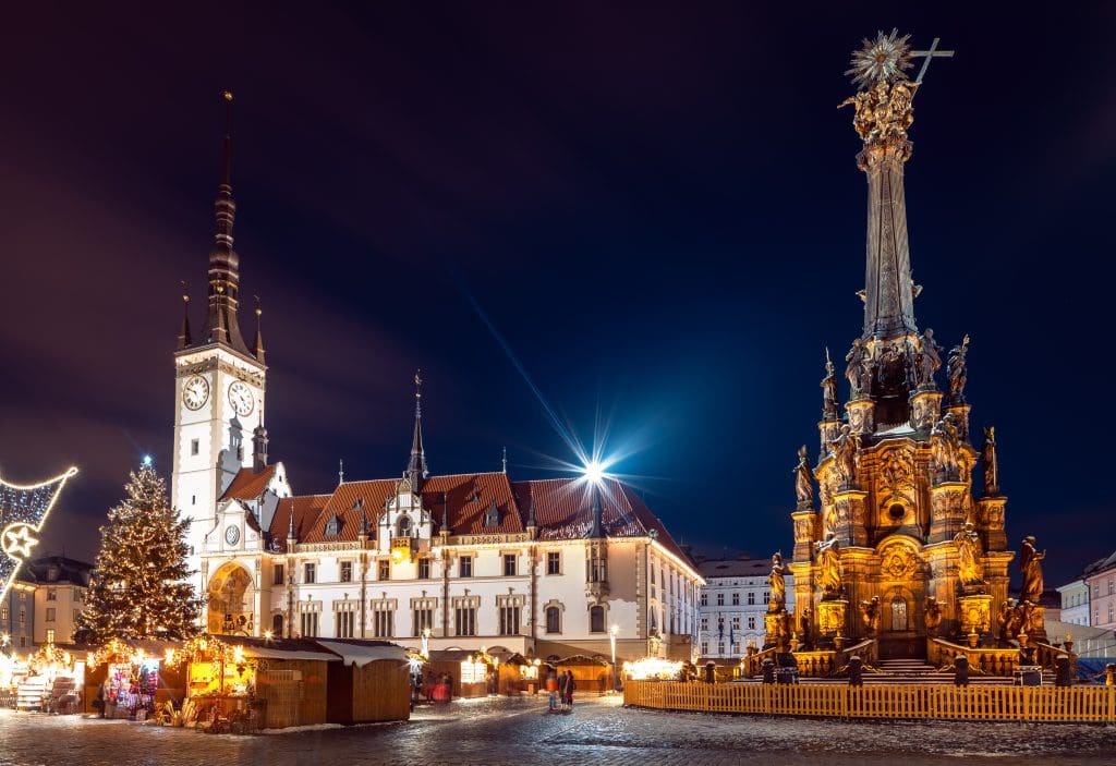 Blick auf einen Platz mit Weihnachtsmarkt und Kirche in Olmütz