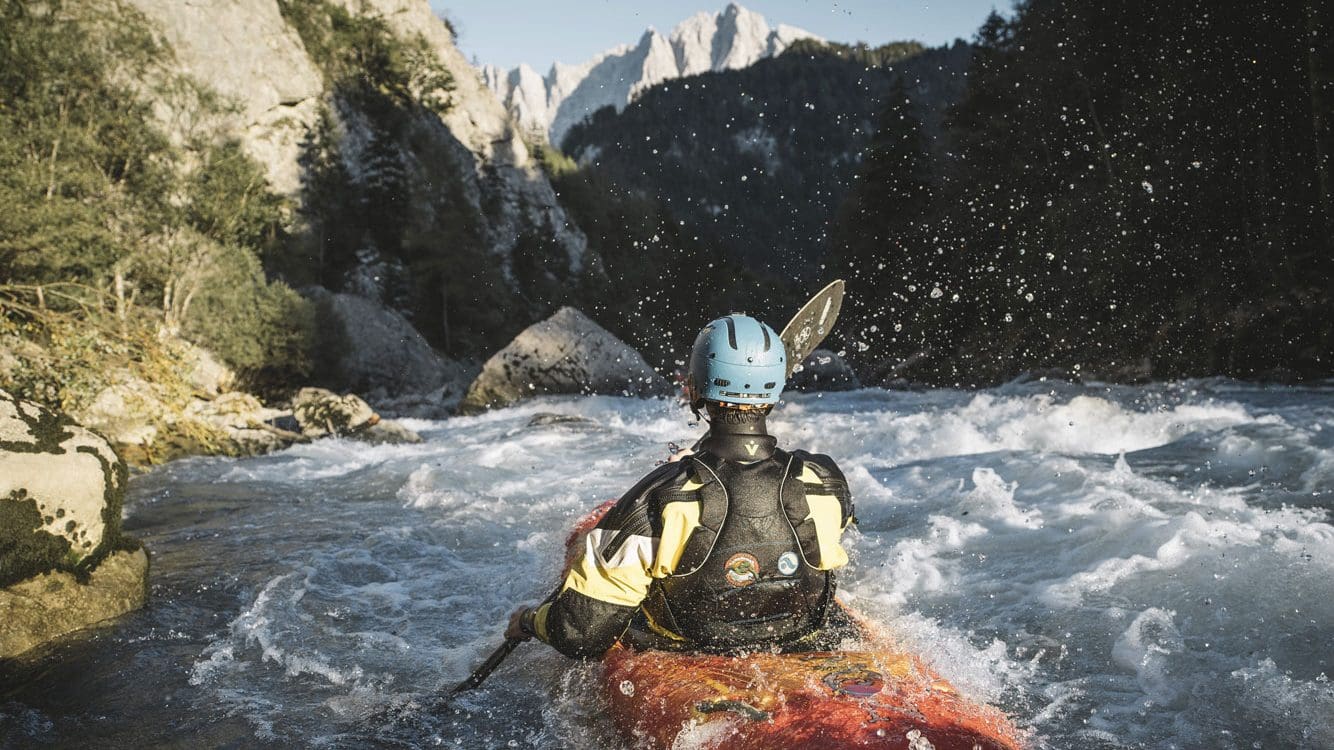 Kajakfahrer im Wildwasser des Nationalpark Gehäuse