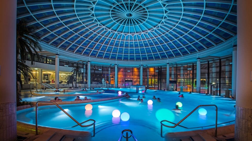 Innenaufnahme eines Pool der Caracalla Therme mit kuppelartigem Dach 