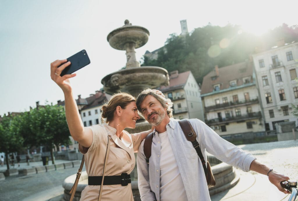 Touristen-Paar macht Selfie auf öffentlichem Platz in Slowenien