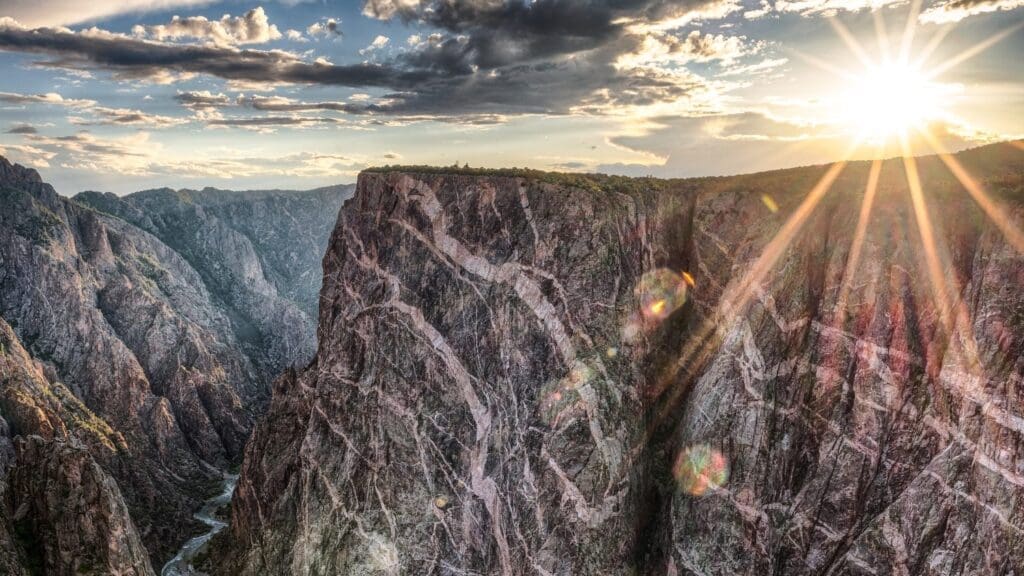 Blick in den Black Canyon of the Gunnison National Park in Colorado im Lichte des Sonnenuntergangs