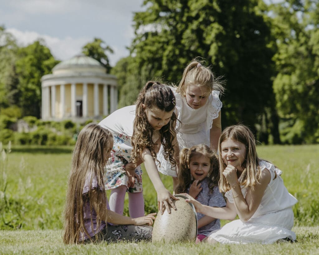 Kinder mit riesigem Ei im Schlossgarten Eisenstadt