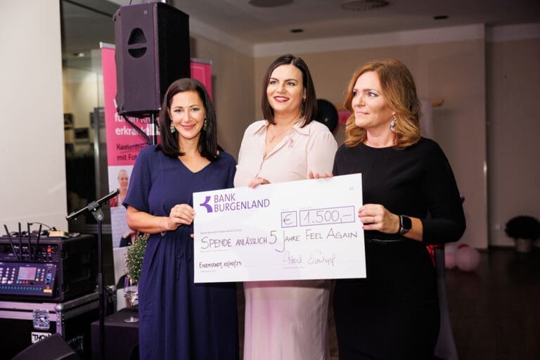 Landeshauptmann-Stellvertreterin Astrid Eisenkopf mit Spendenscheck für Feel Again