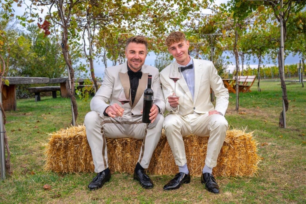 Leo Hillinger mit Sohn „Jack“ vor dem Weingut im Jois.