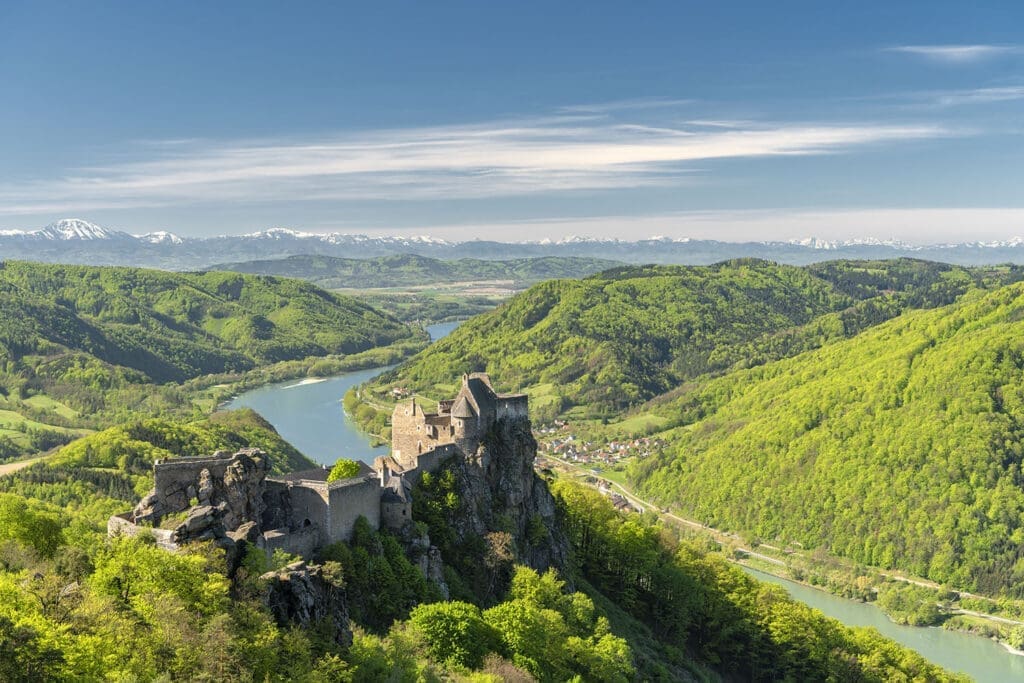 Luftaufnahme von der Burgruine Aggstein am Ufer der Donau in der Wachau.