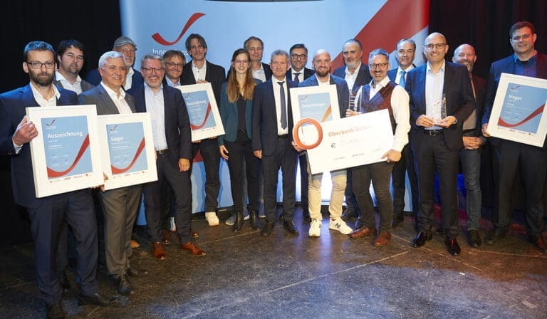 Preisträger des Innovationspreises Burgenland 2023 mit ihren Auszeichnungen