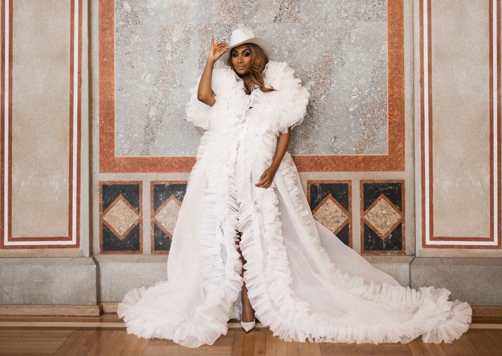 Ana Milva Gomes in einem weißen Kleid im Palais Ferstel