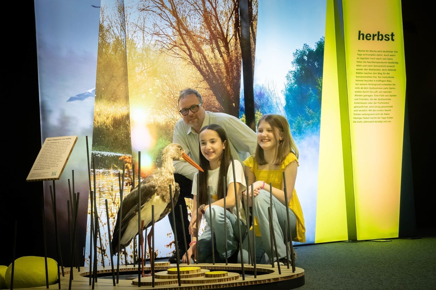 Eine Familie beobachtet einen Storch in einem Museum.