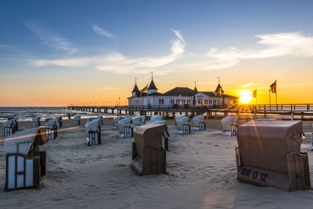 Blick auf die Ahlbecker Seebrücke bei Sonnenuntergang