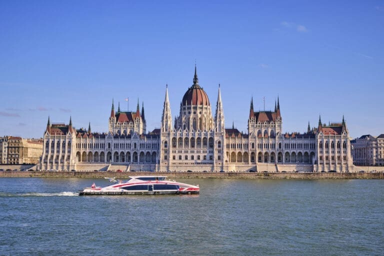 Twin City Liner auf der Donau vor dem Parlament von Budapest