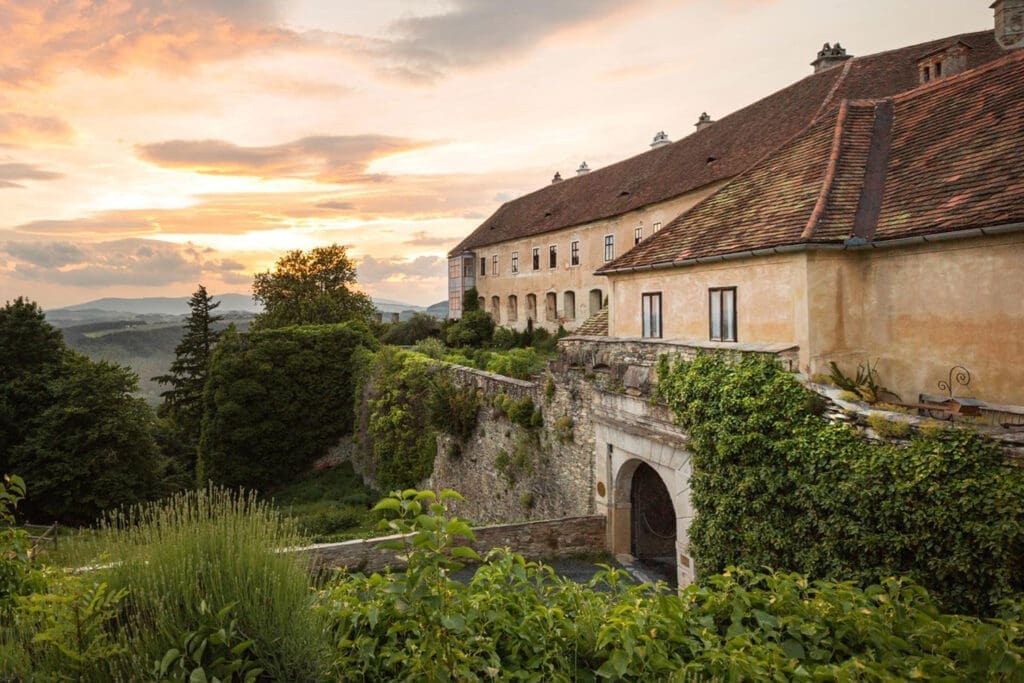 Burg Bernstein bei Sonnenuntergang