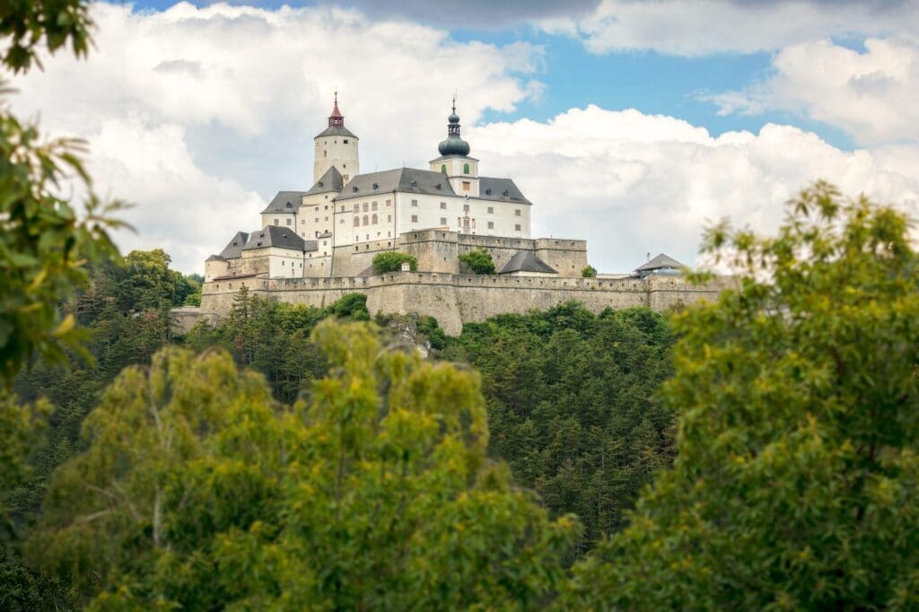 Burg Forchtenstein vom Tal aus betrachtet