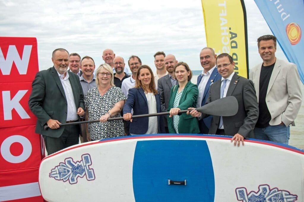 Burgenland Tourismus Chef Didi Tunkel und Landeshauptmann Hans Peter Doskozil mit Podersdorfs Bürgermeisterin Michaela Wohlfart und Unternehmern aus der Region am Neusiedler See.