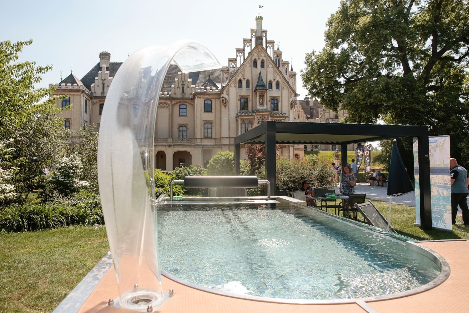 Schloss Grafenegg und davor ist ein Pool.