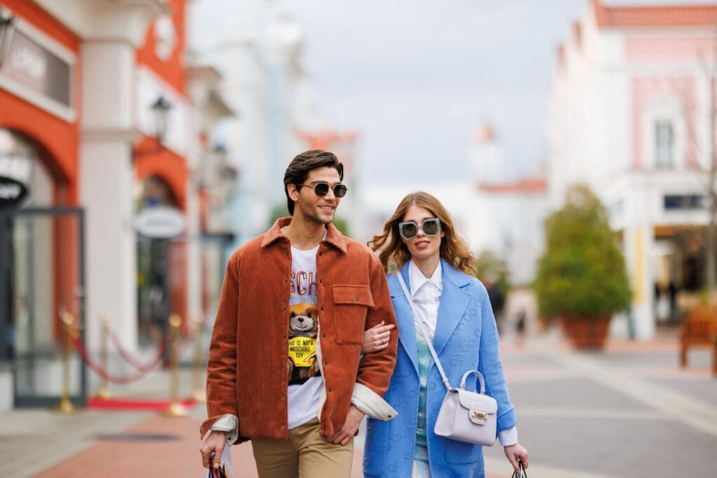 Pärchen beim Shoppen im Designer Outlet Parndorf