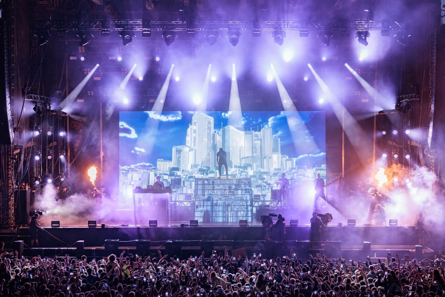 Eine Bühne mit einem Musiker und Menschen, die jubeln.