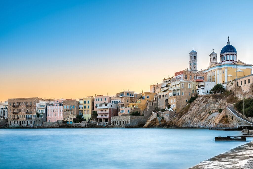 Blick vom Meer auf die Stadt Ermoupoli auf der Kykladen-Insel Syros