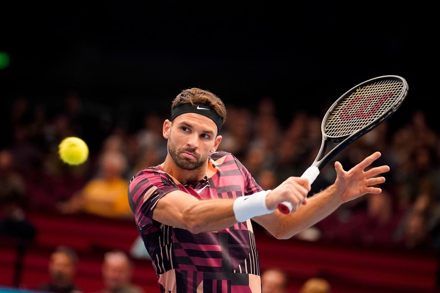 Tennispieler Grigor Dimitrov während dem Schlag mit Ball im Bild