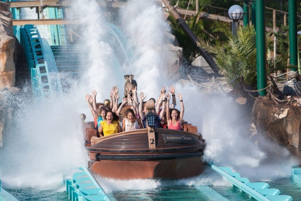 Kinder in einem dahinrauschenden Boot im Europa-Park