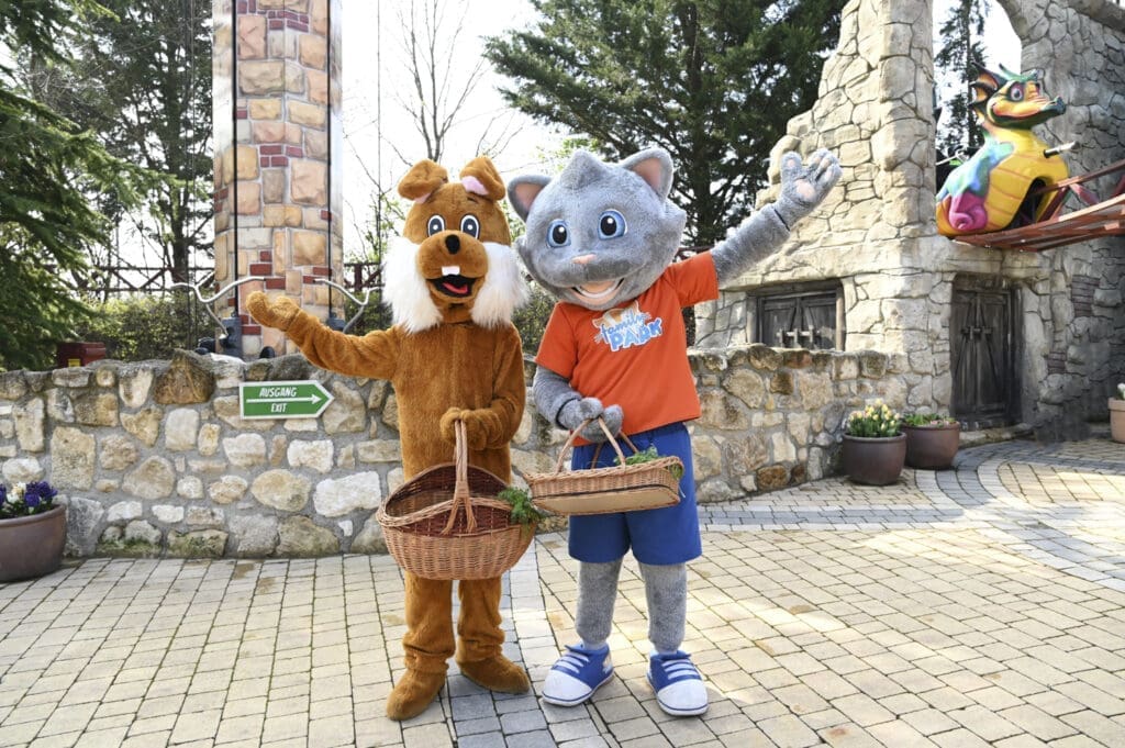 Filippo und der Osterhase mit Körben in der Hand