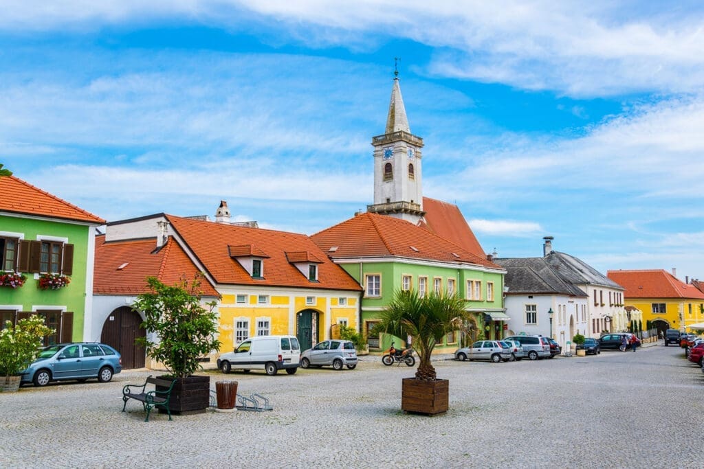 Blick von der Straße aud die bunten Häuser der Altstadt von Rust