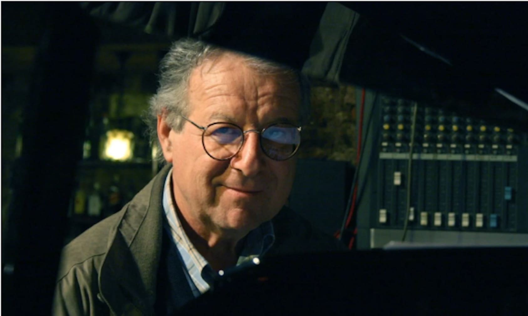 Der Jazz-Pianist Fritz Pauer sitzt an einem Flügel, im Hintergrund sieht man ein Mischpult. © Fritz Pauer privat