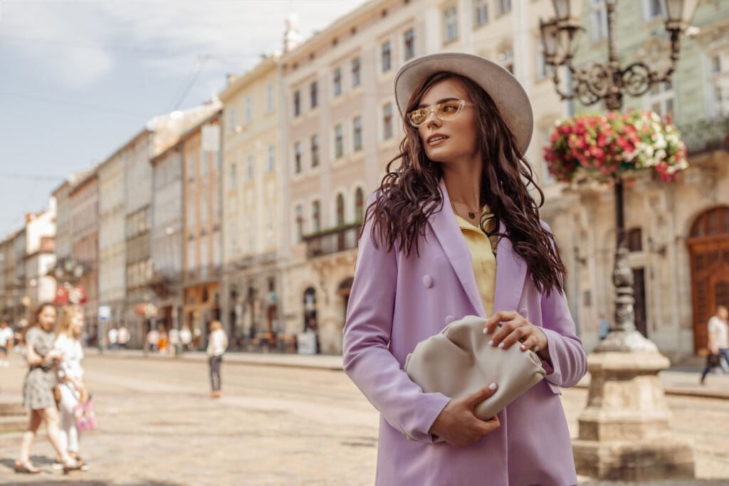 Dame in Frühlingoutfit in Stadt