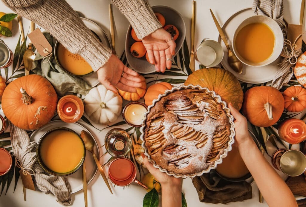 Tisch voller Köstlichkeiten von Kürbis bis Kuchen beim Erntedankfest