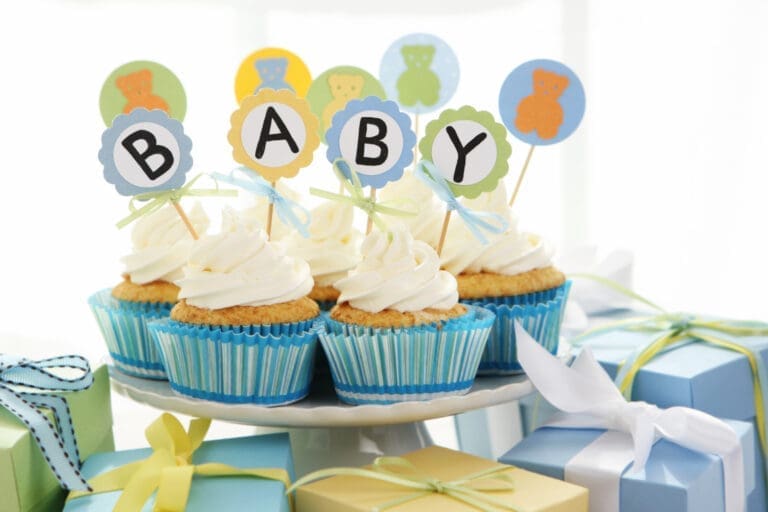 Ein Teller mit Muffins auf einer Gender Reveal Party