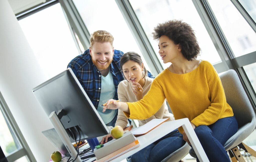 Lehre: Menschen lernen vor einem Computer.