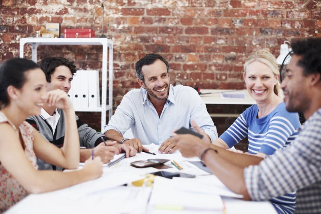 Arbeitskollegen sitzen am Tisch für eine Besprechung zusammen