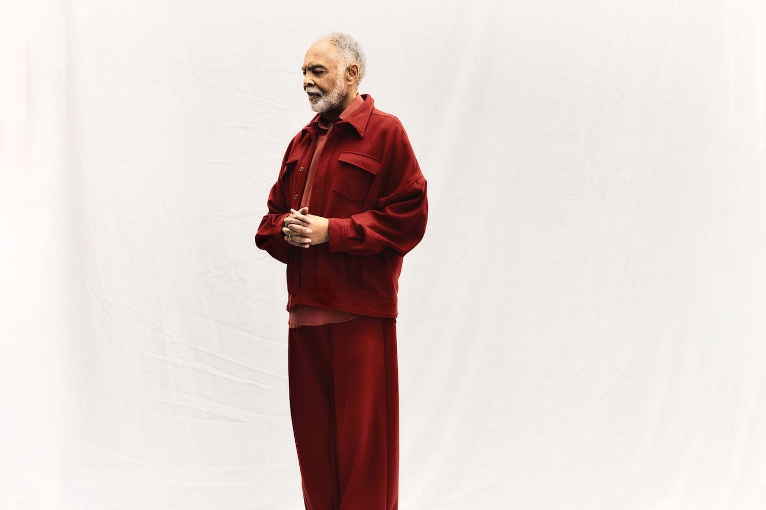 Der Musiker Gilberto Gil steht ohne Instrument in rotem Gewand da. © Pedro Napolinário