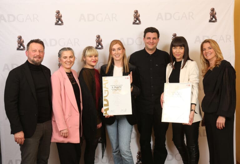 Gustostücke gewinnt: Von Burgenland Tourismus Marketing-Manager Kurt Kaiser, Mitarbeiterin Nicole Jandrasits, Texterin Josephine Gasser und von Wien Nord Serviceplan Account-Direktorin Marlene Laimgruber, Creative Director Stefan Grgic, Mitarbeiterin Tanja Rainprecht und Etat-Direktorin Marion Janda (v. l.)