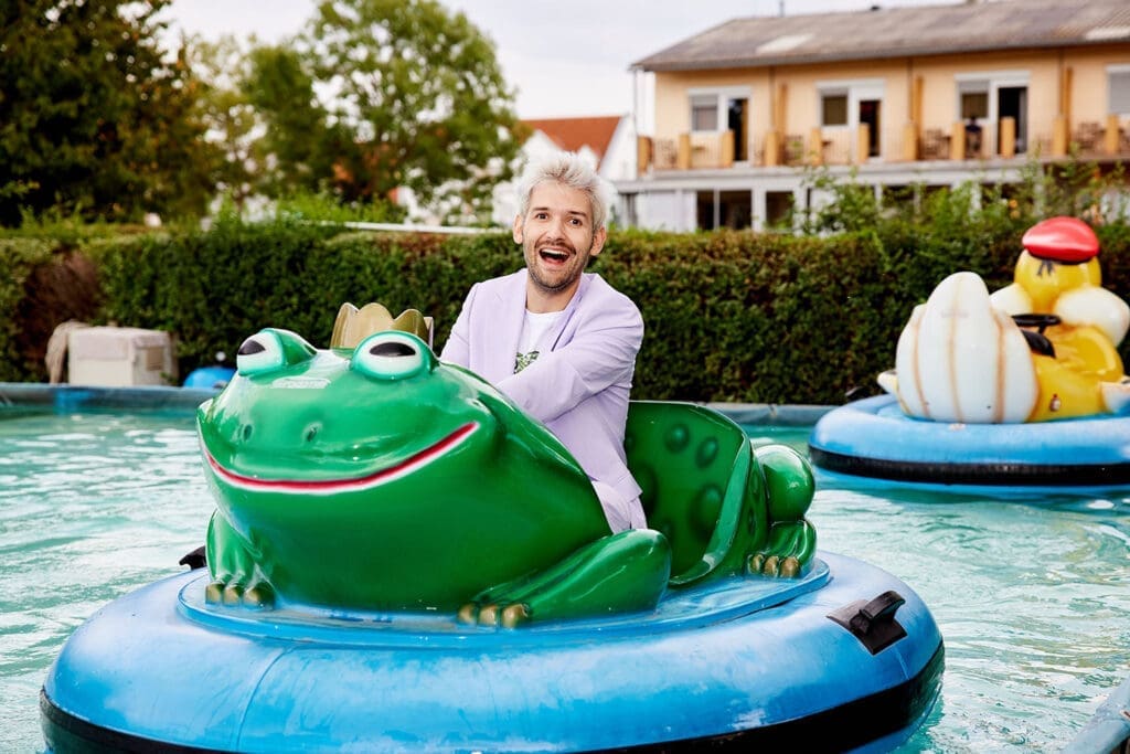 Michael Buchinger im Freizeitpark in Podersdorf in einem fahrenden Frosch in einem Schwimmbecken.