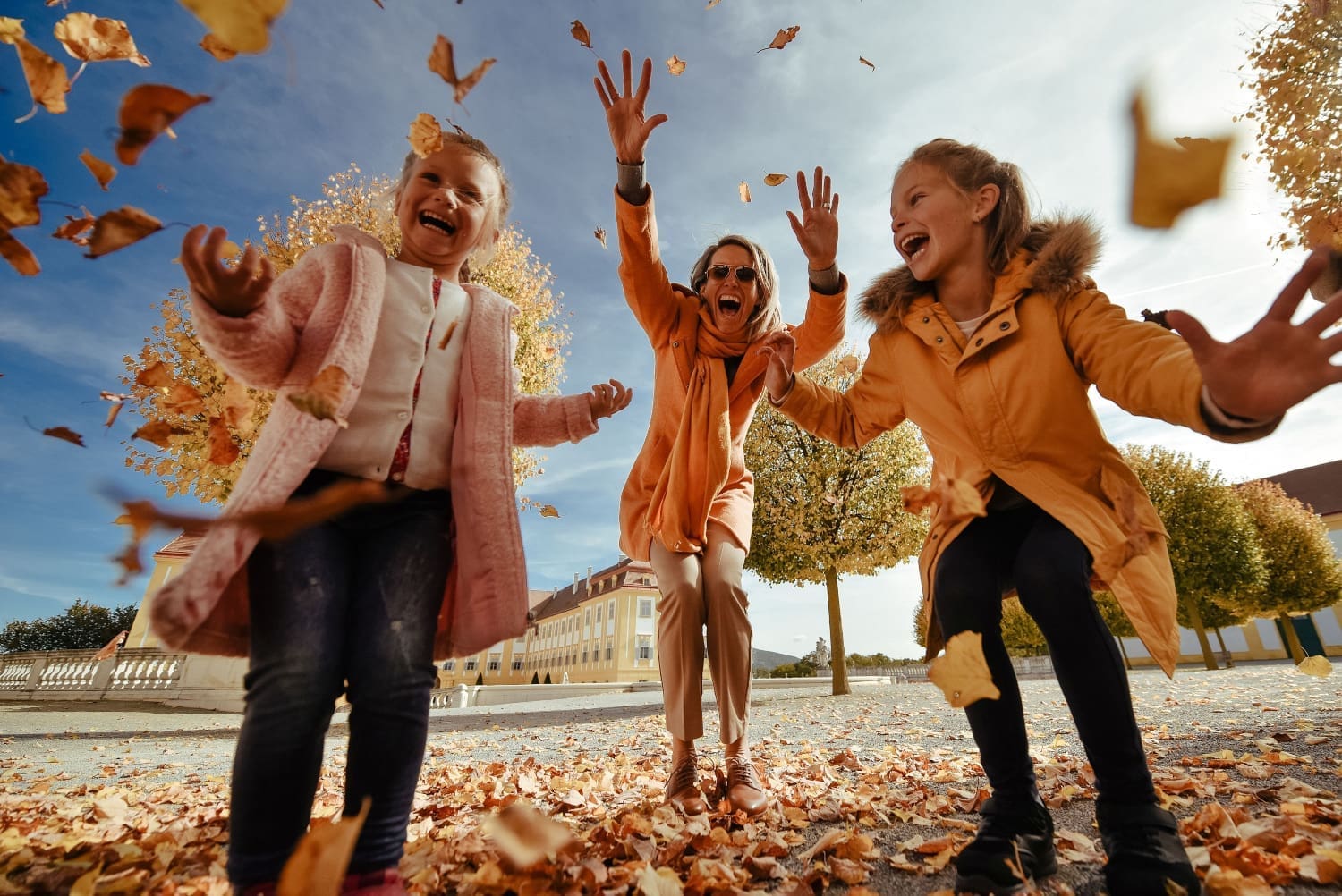 Besucher im Herbst in Schloss Hof