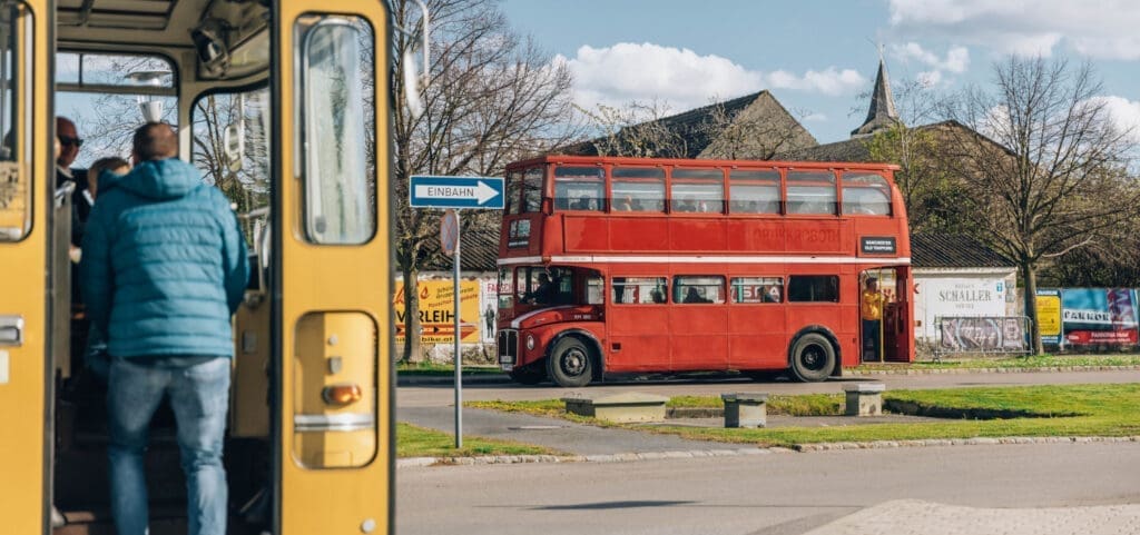 roter englischer Doppeldecker fährt auf der Straße